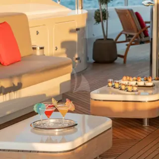 2 LADIES - Flybridge, cocktails at bar