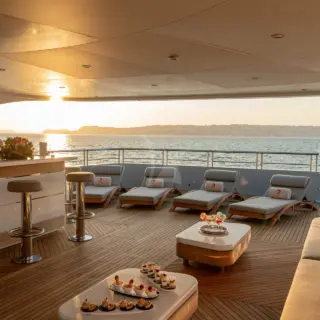 2 LADIES - Flybridge, sun loungers
