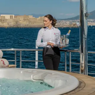 2 LADIES - Jacuzzi