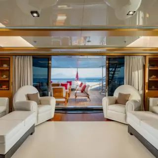 2 LADIES - Wheelhouse deck - Saloon