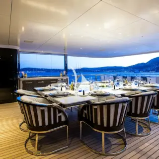 Bridge deck - table setting 10 guests