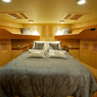 Queen guest cabin
