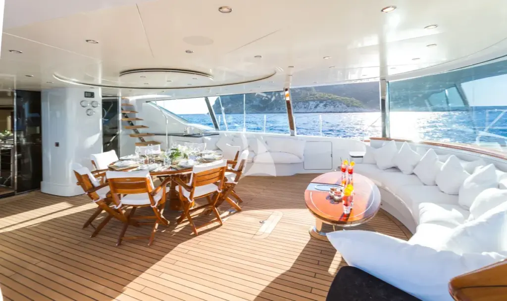 Q - Cockpit dining and seating area