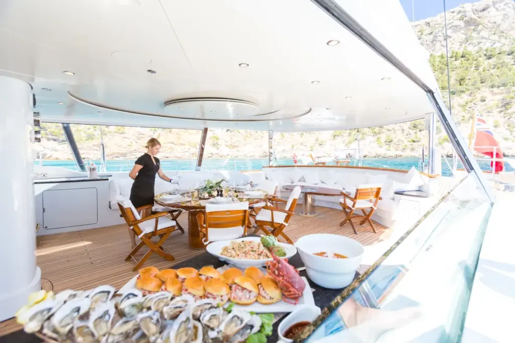 Q - Climate-controlled cockpit dining