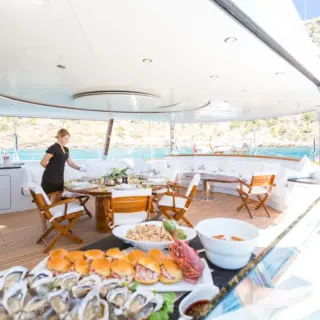 Climate-controlled cockpit dining