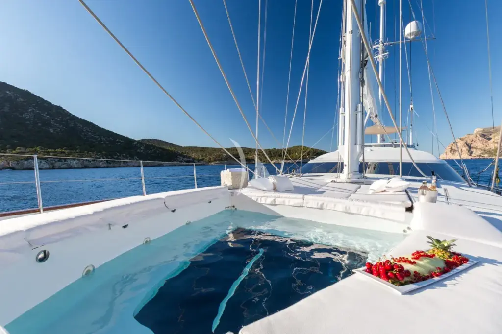 Q - Foredeck Jacuzzi