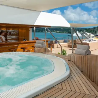 Sundeck Jacuzzy and bar