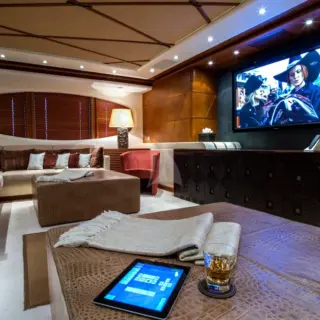 Full beam TV room