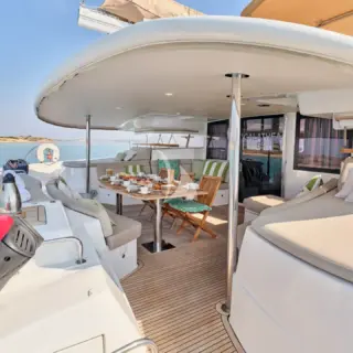 Fore deck seating area