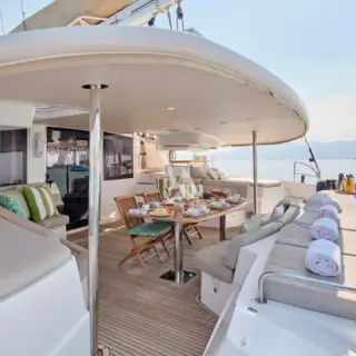 Aft seating area and sunbathing platform