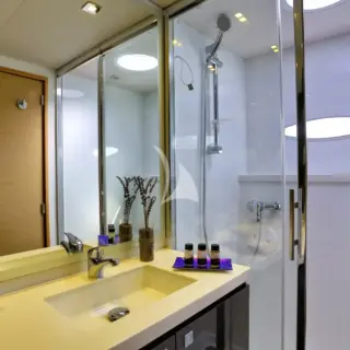 Owner's cabin bathroom
