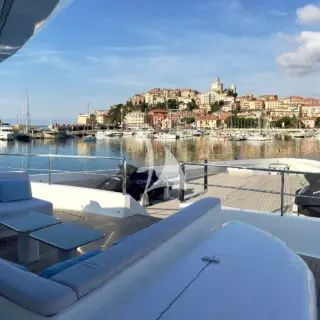 Upper deck forward - Sunbathing & lounge area