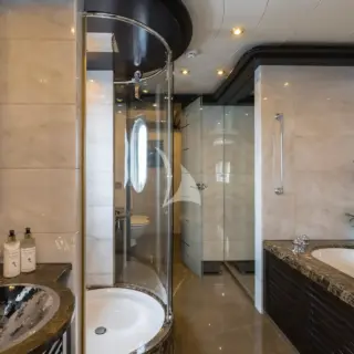 VIP guest shower room en suite