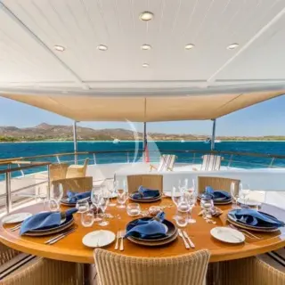 Bridge deck aft - Dining table & sun lounge area