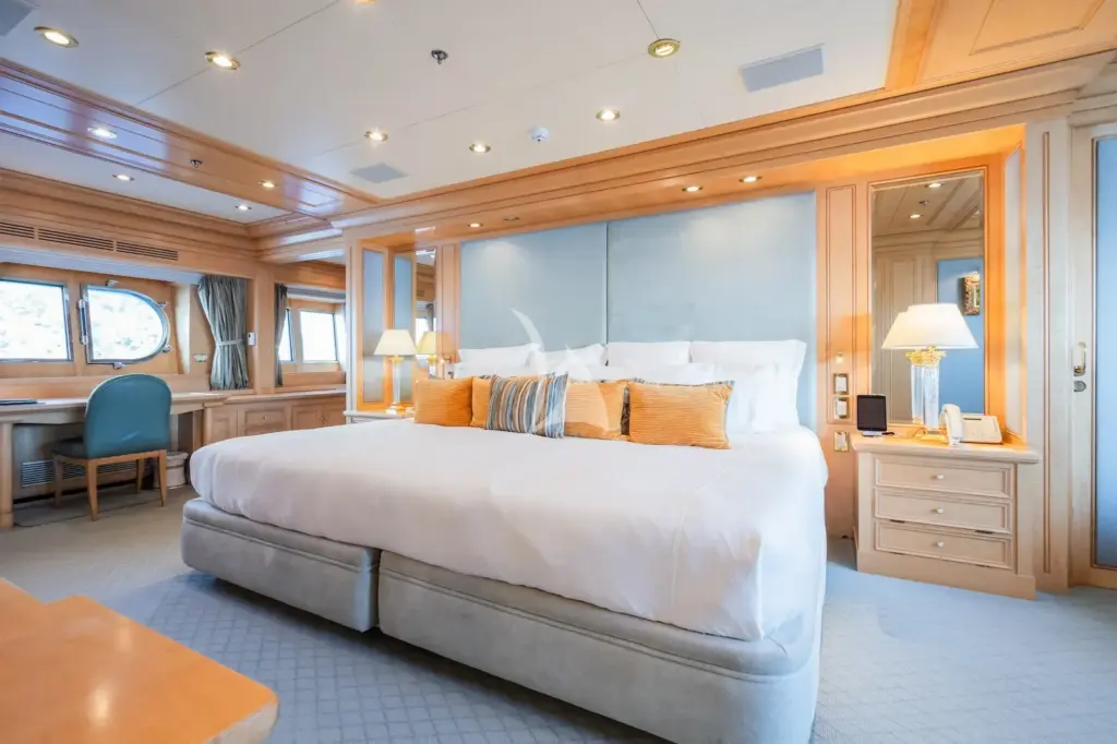 TE MANU - Master stateroom with super king bed (260 x 200cm)