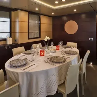 Salon dinner table