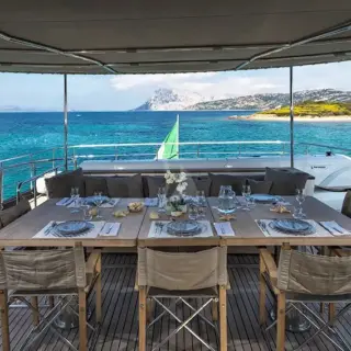 upper deck lunch table
