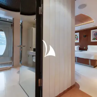 SUNRAYS main deck twin bathroom