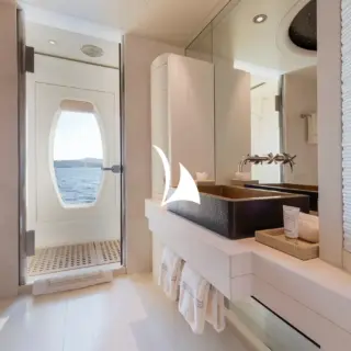 SUNRAYS main deck twin bathroom
