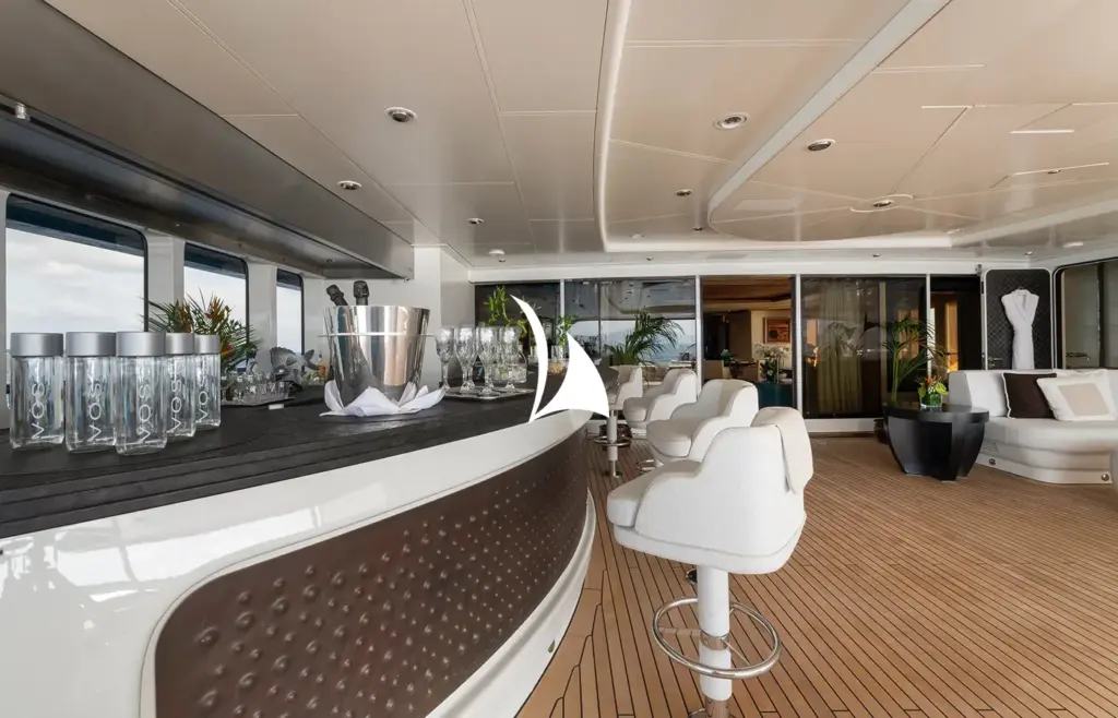 SUNRAYS main aft deck bar