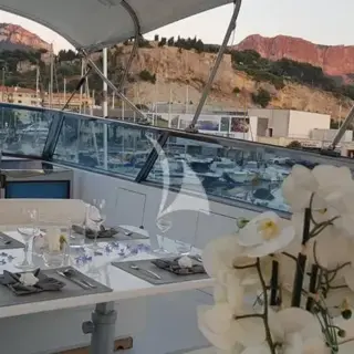 Fly bridge