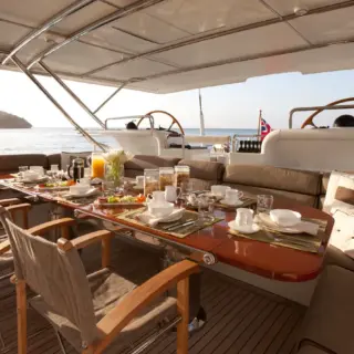 GENEVIEVE Cockpit dining