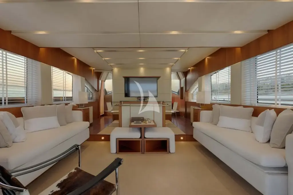 QUESTA e VITA - Salon with Pop Up TV with 360 degrees turn 