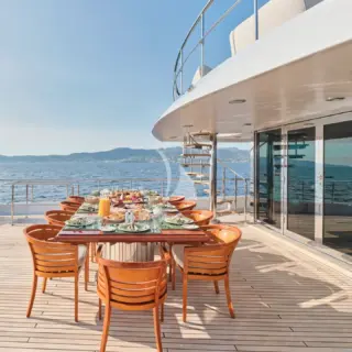 Upper deck