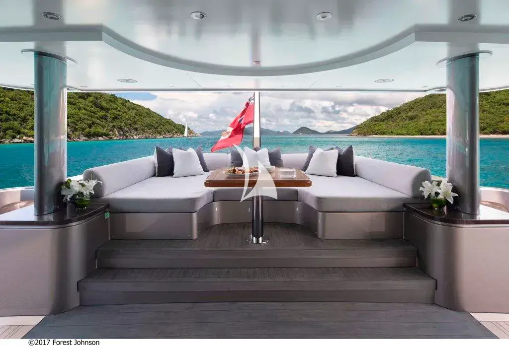 MUCHOS MAS - Main deck aft