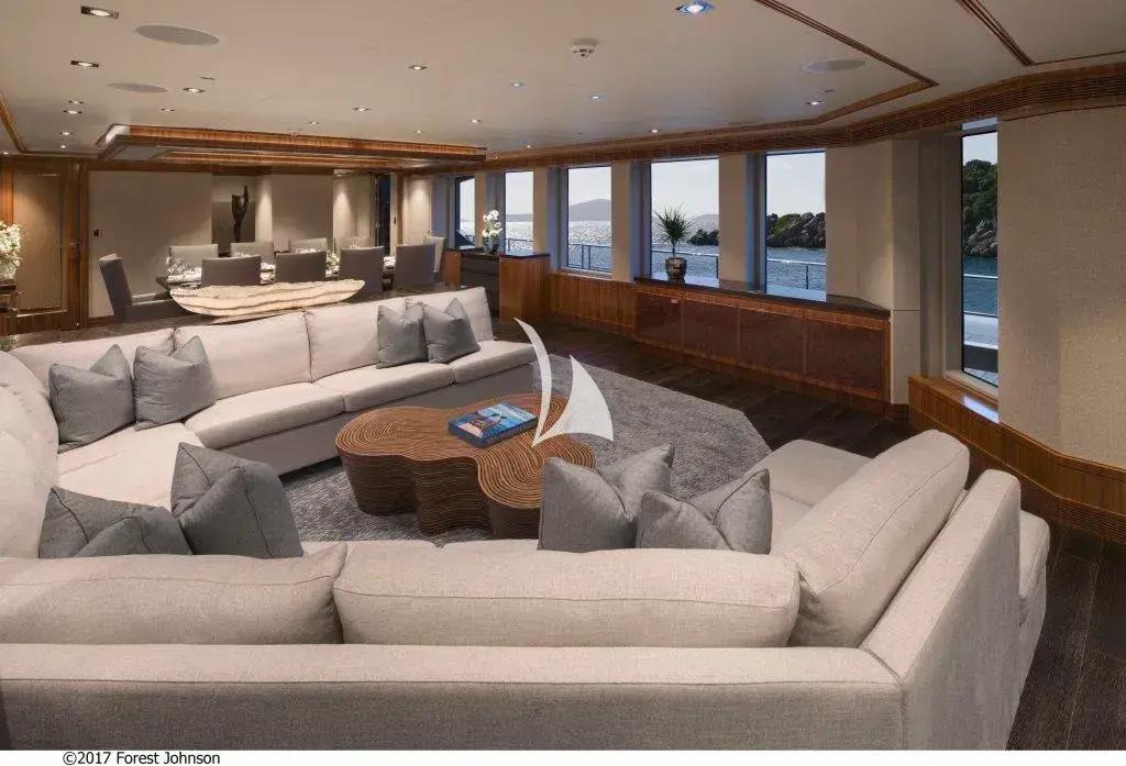 MUCHOS MAS - Main deck lounge