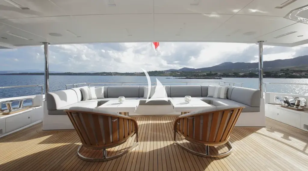 WILLOW - Main deck aft