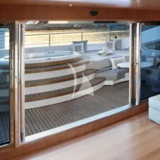 Sundeck Wellness Area - Jacuzzi