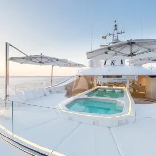 Sundeck Pool & Jacuzzi