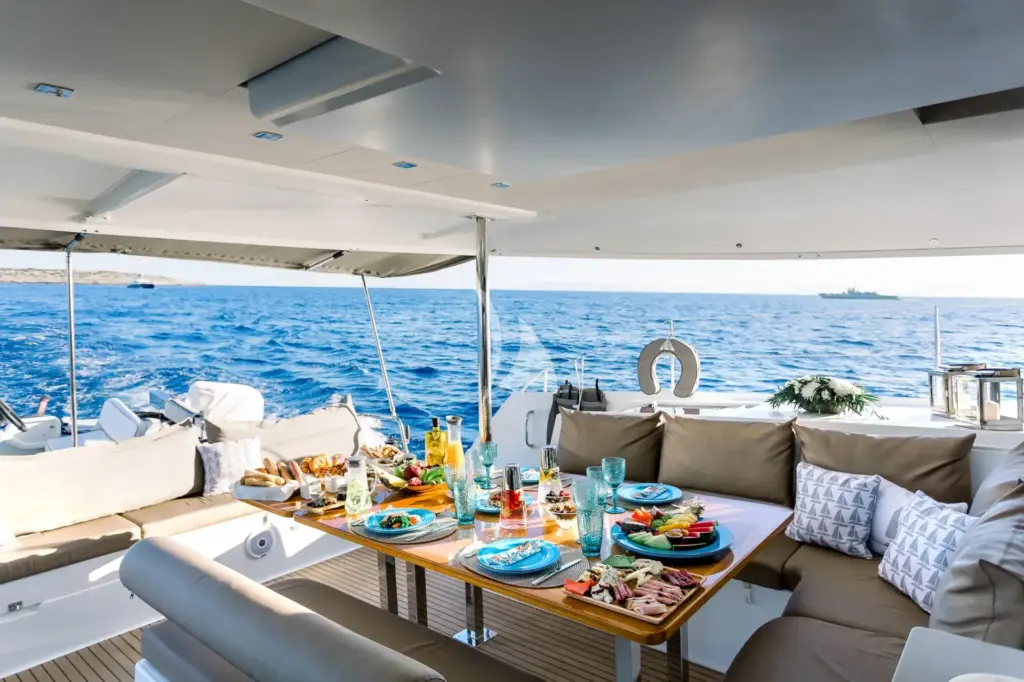 NEW HORIZONS 2 - Aft Deck