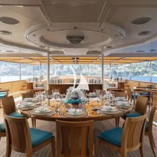 Upper deck dining