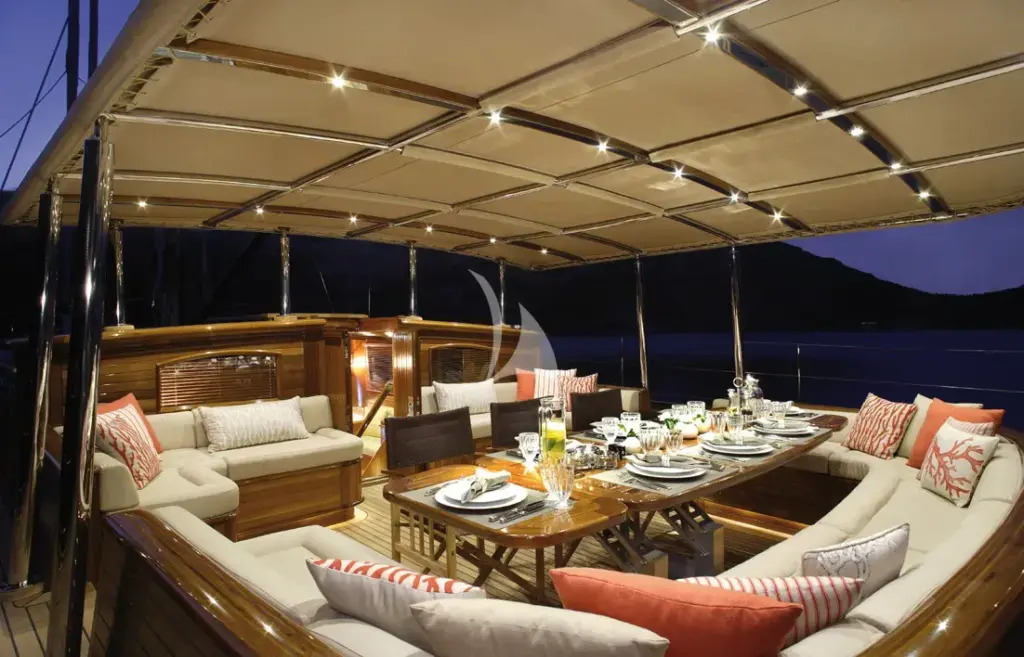 EUGENIA VII - Dining Setting