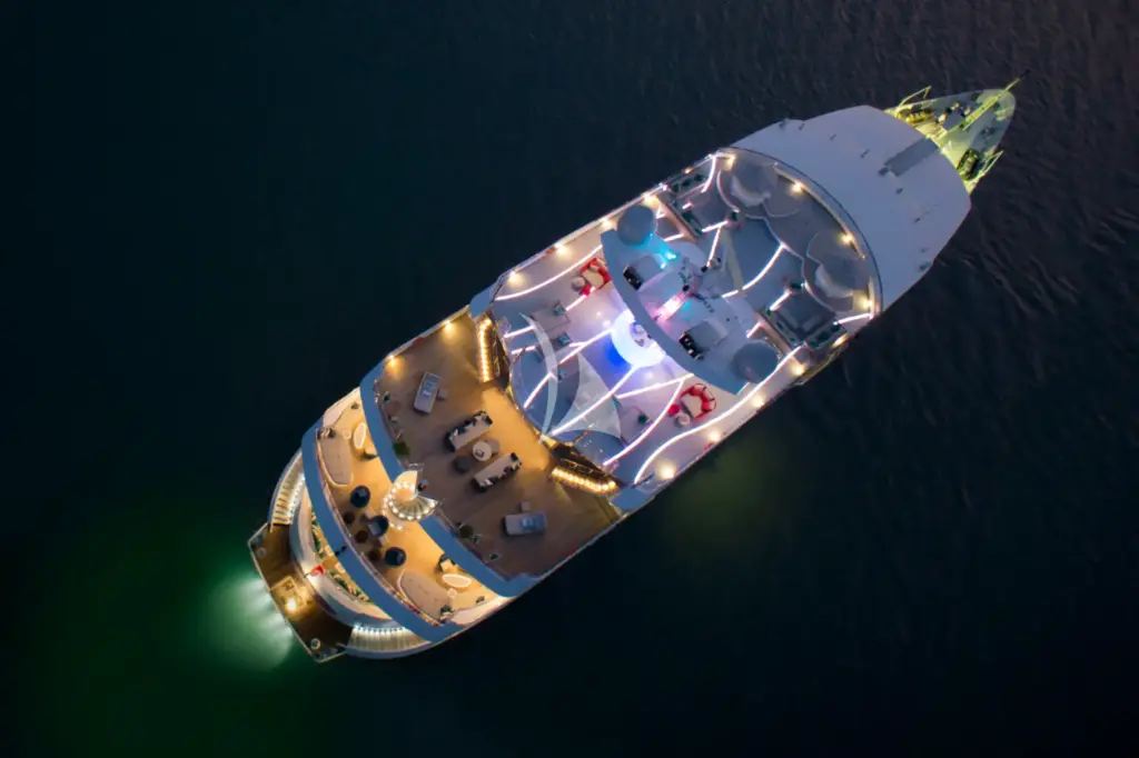 SALUZI - Aerial shot by night