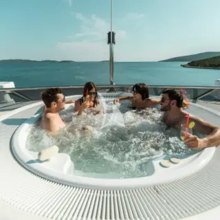 Sun Deck - Jacuzzi