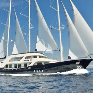 Meira Underway sails up