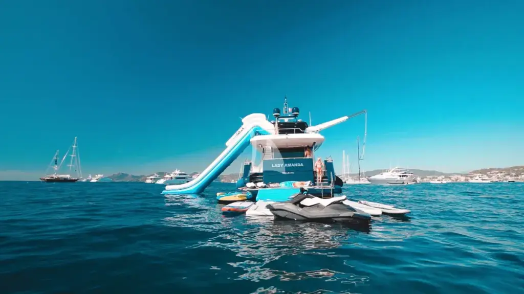 Lady Amanda - Exterior with toys