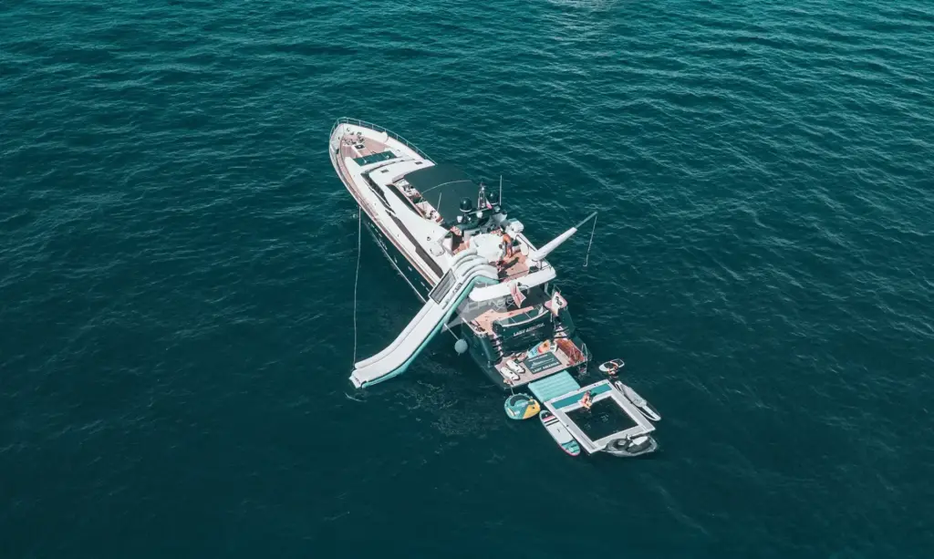 Lady Amanda - Exterior