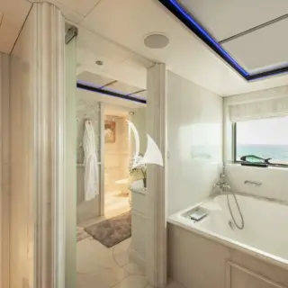 Upper deck master bathroom en suite