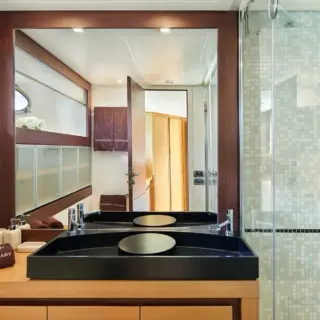 LEGENDARY - Master bathroom