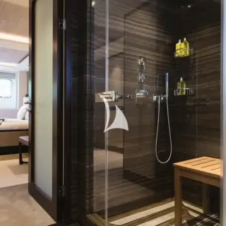 Guest bathroom en suite