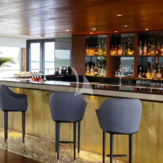 Upper deck bar