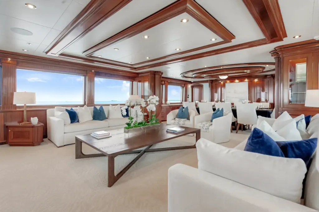 MISS STEPHANIE - Main Salon