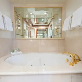 Master Ensuite Tub