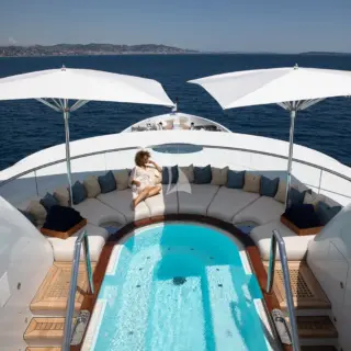 Sundeck | Jacuzzi Forward