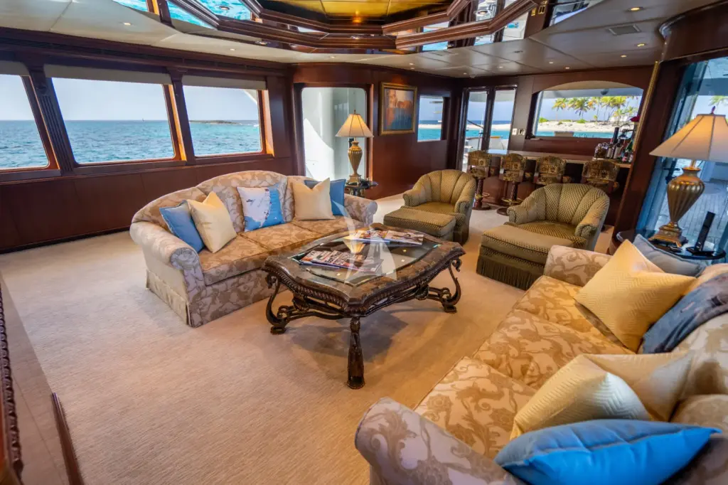 RELENTLESS - Main salon & bar 