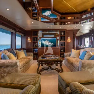 Main salon forward